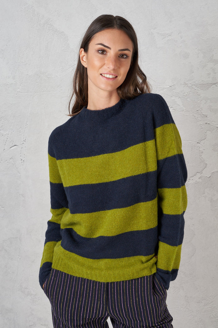 Round neck sweater