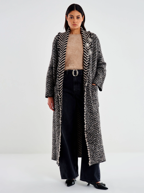 Cappotto in maglia con spille