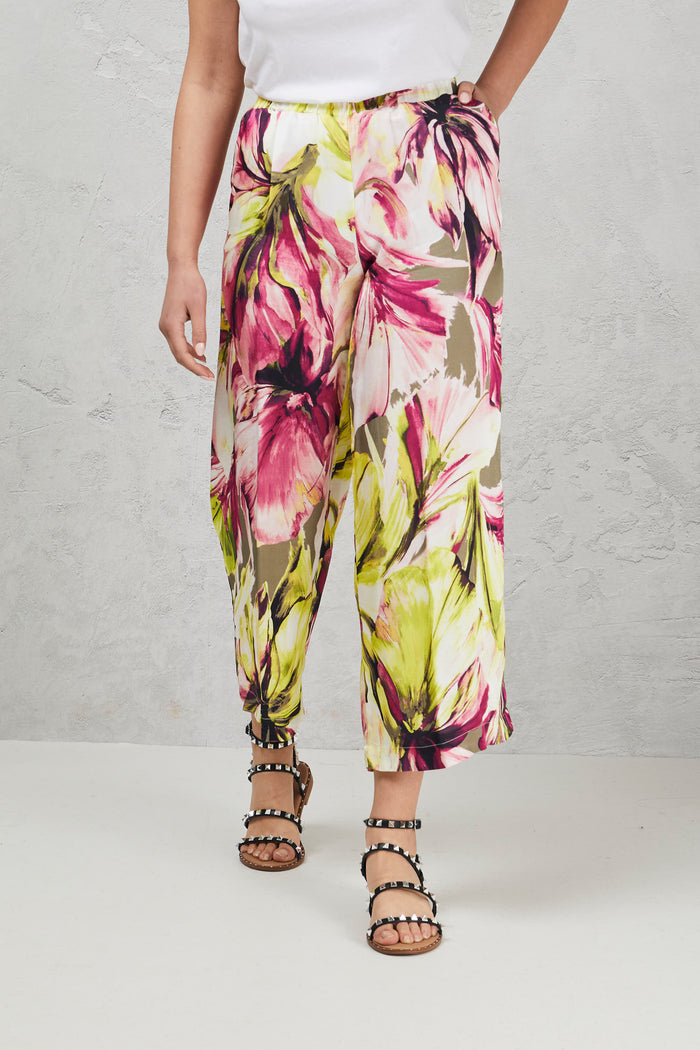 Cropped trousers with maxi flower print